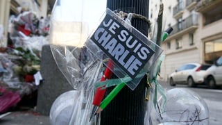 Ina plachetta cun l'inscripziun «Je suis Charlie»