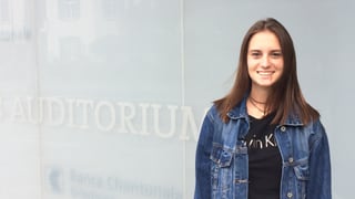 Andrina Janki avant l'auditori da la Banca Chantunala Grischuna a Cuira.