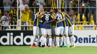 Giugaders da ballape celebreschan in gol.
