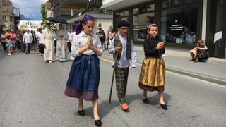 La processiun cun trais uffants.