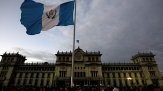 Bandiera da Guatemala avant il National Palace a Guatemala.