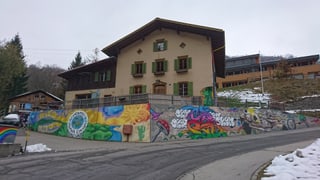 La fatschada davant dal hostel Autra Caussa a Danis.