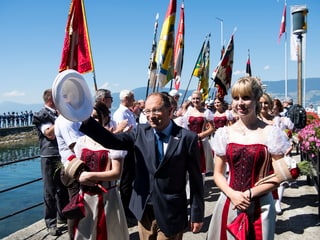 Il president cun ina schurma da bandieras.