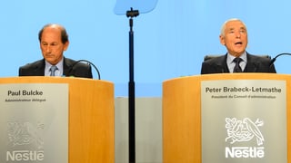 Paul Bulcke e Peter Brabeck vid pult da conferenza