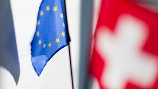 bandiera da la UE davosvart e davantvart quella da la Svizra