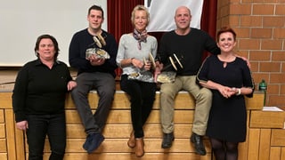 Da san.: Tanja Amacher, directura Savognin Turissem, Carlo Uffer, ustier La Scuntrada, Martina Lanz, usteira Hotel Post Bivio, Claudio Dedual, taxist da la schlieusa a motor, Steffi Buchli, moderatura da la Partenza 2019.