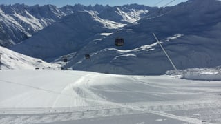 Las gondlas che van da l'Alpsu sin il Schneehüenerstock. Las gondlas che van da l'Alpsu sin il Schneehüenerstock.