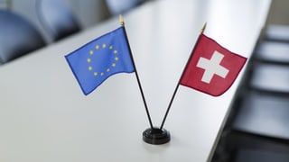 Bandieras da l'UE e da la Svizra.