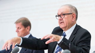 Il president da la Postcom Hans Hollenstein preschenta il rapport annunal 2016. 