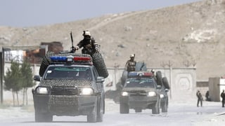 Autos militars sin via en la pli gronda basa militara americana en l'Afganistan.