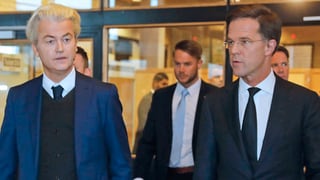 Ils dus favurits - il populist dretg Geert Wilders (san.) ed il primminister e dretgliberal Mark Rutte (dre.).