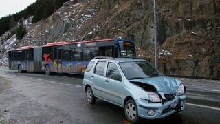 L'auto cun donns davon ed il bus cun paucs donns.