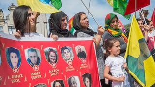 Curdas fan in protest a Brüssel.