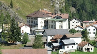 Mulegns cun l'hotel «Löwe».