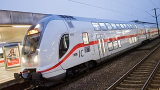 Purtret d'in tren da la «Deutsche Bahn». 