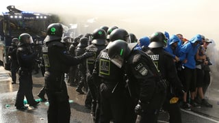 policists e demonstrants amez aua e discordia. policists e demonstrants amez aua e discordia.