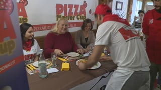 Preschentar la pizza a la giuria.