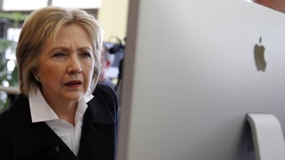 Hillary Clinton avant in computer. 