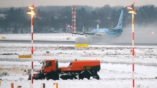 Naiv e camiun che rumischa naiv sin l'eroport a Düsseldorf.