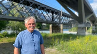 Christian Theus, president da l'uniun Die Rheinschlucht/ Ruinaulta avant las duas punts da fier da la viafier retica. Christian Theus, president da l'uniun Die Rheinschlucht/ Ruinaulta avant las duas punts da fier da la viafier retica.