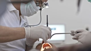 Purtret d'in dentist ch'è gist vid guardar en la bucca ad in pazient. Purtret d'in dentist ch'è gist vid guardar en la bucca ad in pazient.