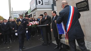 Il president franzos François Hollande ha inaugurà ina tavla davant il Stade de France.
