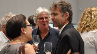 trais persunas cun in migliel vin. 