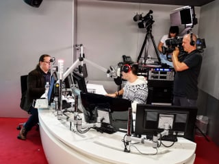 Bler traffic en il studio da radio cun Angelo Kelly, Ivo Orlik, Nina Defuns e Herbert che filmeschan.