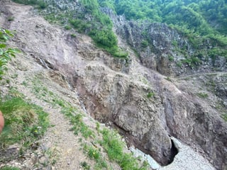 Tgi che vesa donns vi da sendas da viandar sco qua da manaivel da Valplana/Jenisberg, duess annunziar quai. Tgi che vesa donns vi da sendas da viandar sco qua da manaivel da Valplana/Jenisberg, duess annunziar quai.