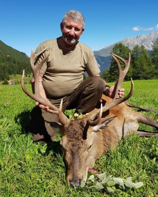 Mario Devonas cun ses tschierv da curuna.