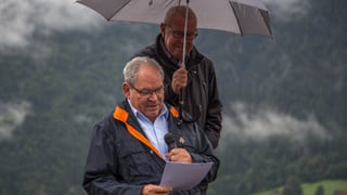 Hans Fischer, l'organisatur declera la ruta per ils participants.