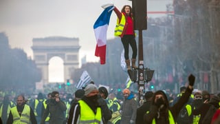 impressiun durant demonstraziun sin Les Champs Élysées.