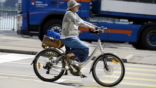 Duna che va cun in e-bikes tras la citad.