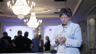 La cussegliera naziunala da la PCD, Lucrezia Meier-Schatz, vi da ses telefonin.