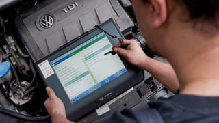 Inspecziun d'in motor da VW.