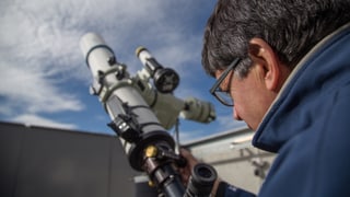 José De Queiroz observa il tschiel entras in telescop.