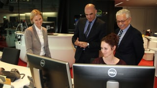 23-02, Cuira - Cusseglier federal tar RTR. Da san. Ladina Heimgartner, cusseglier federal Alain Berset, Sabrina Hug ed Oscar Knapp, president SRG.R. 23-02, Cuira - Cusseglier federal tar RTR. Da san. Ladina Heimgartner, cusseglier federal Alain Berset, Sabrina Hug ed Oscar Knapp, president SRG.R.