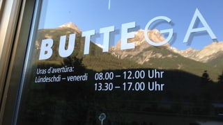Fanestra cun scrittira da la Buttega.