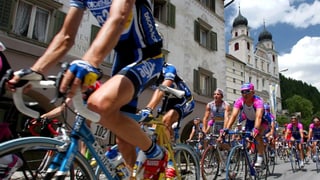 Ciclists dal Tour de Suisse che passan sin la via sut la claustra vi. 