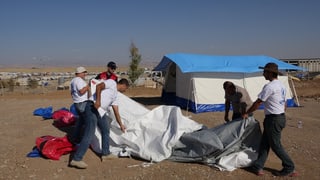 5 persunas tschentan ina tenda en l'Irac.