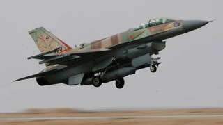 In aviun da cumbat dal tip F-16.