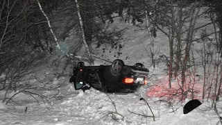 purtret d'in auto sin tetg sut in rieven, tranter chaglias en. 