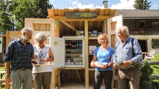 Wolfgang e Gina Schutz, Irene Schuler, Uniun Parc Ela und Max Barandun, manader da constucziun, davant il post da marenda. 