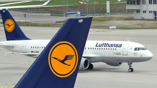 eroplan da la Lufthansa sin l'eroport