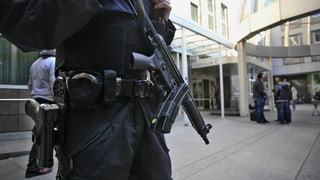Polizist cun arma automatica.