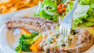 Plat cun verdura e charn.