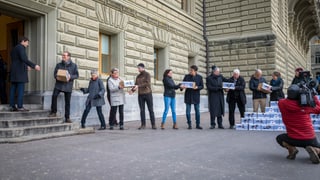 ina retscha da glieud che dat in a l'auter scatlas cun suttascripziuns