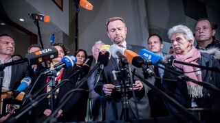 Christian Lindner avant ina massa microfons. Christian Lindner avant ina massa microfons.