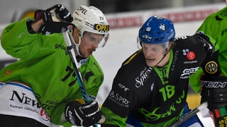 Dus giugaders da hockey che lutgan per avair il puc.