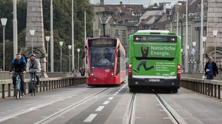 Purtret d'in bus ed in tram che sa cruschan a Berna. 